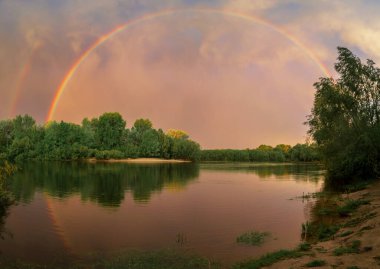 Nehirde gökkuşağı, günbatımı gökyüzü