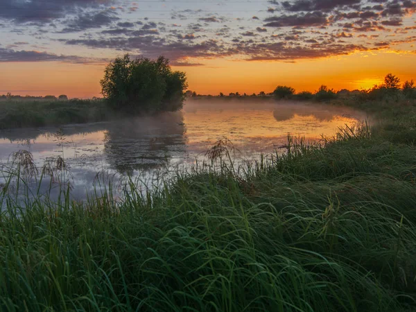 Nehrin üzerinde gün doğumu, sislerin içinde bir sabah şafağı