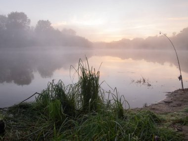 Gölün üzerinde sisli gün doğumu