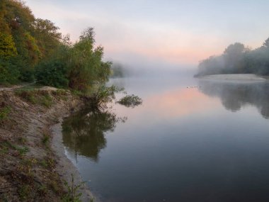 Nehir kıyısında sonbahar sabahı.