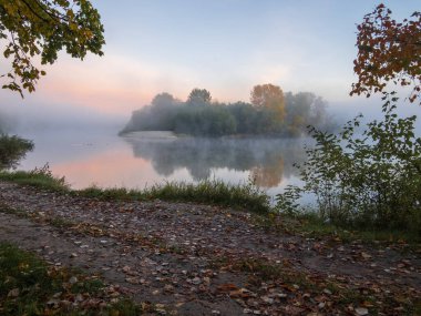 Sisin içinde bir nehir olan sonbahar manzarası