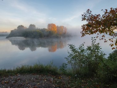 Nehir ve ağaçlarla dolu güzel sonbahar manzarası