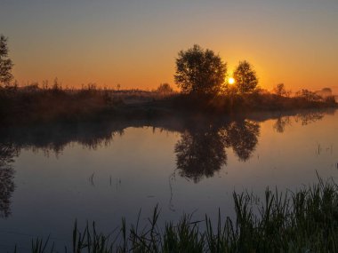 Sabah güneş doğuyor.