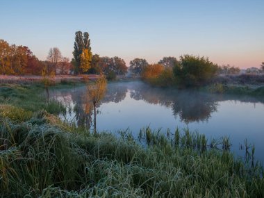 Sonbaharda nehrin güzel manzarası