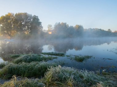 Sonbahar sabahı gölde sabah