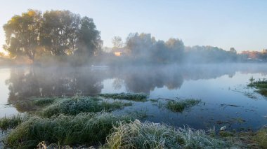 Gölde sonbahar sabahı.