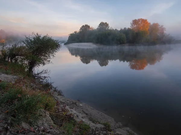 Nehrin üzerinde sabah sisi.