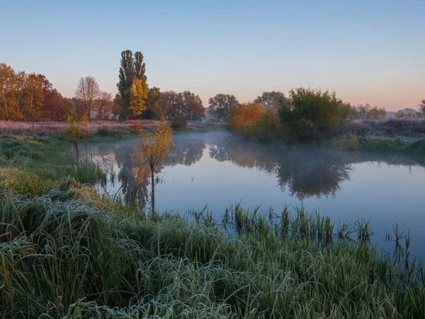 Sonbaharda nehrin güzel manzarası