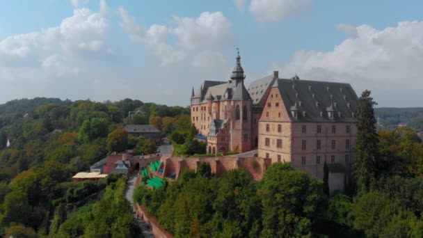ドイツのマールブルク市の鳥瞰的なビューでランドグラフ城からの距離 — ストック動画