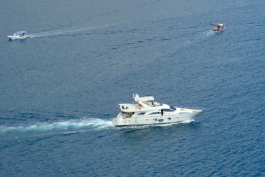 Yolcu teknesi deniz yüzeyini kesiyor.