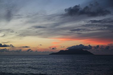 Kırmızı günbatımı karşı Okyanusu'nda ıssız ada