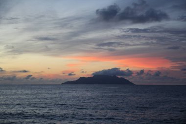 Kırmızı günbatımı karşı Okyanusu'nda ıssız ada
