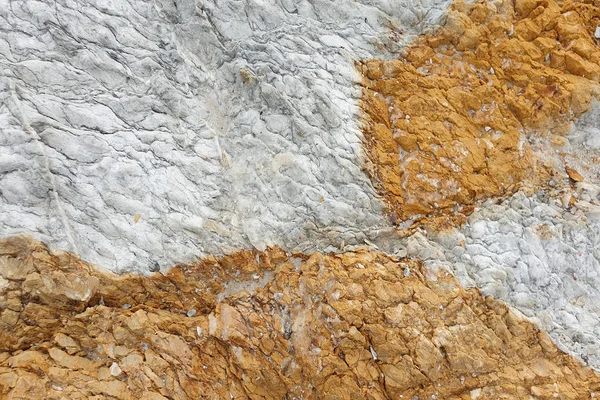 Kamień. Tekstura barwnego śródziemnomorskiego kamienia na brzegu — Zdjęcie stockowe