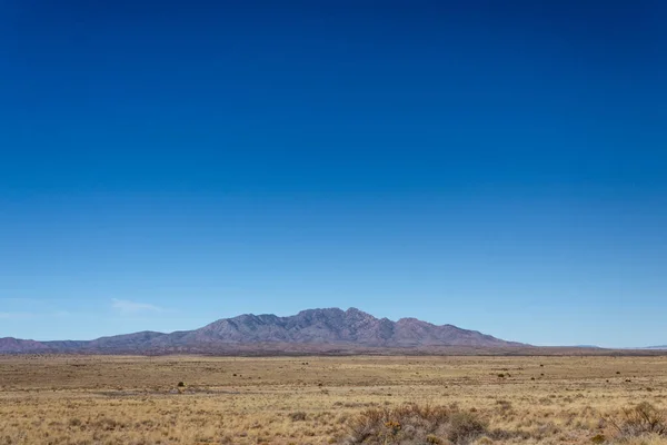 Pohled Vzdálené Hory Přes Vysokou Pouštní Pláň Novém Mexiku Usa — Stock fotografie
