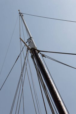 Uzun gemi direği halat donanımlı, mavi gökyüzüne karşı engelleme ve savunma, dikey görünüm