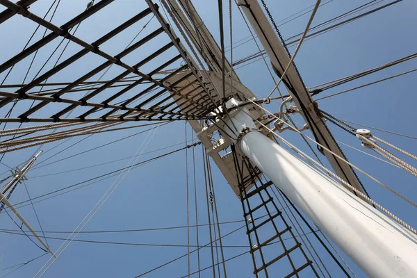 View Mast Tall Sailing Ship Shrouds Ropes Block Tackle Blue — Stock Photo, Image