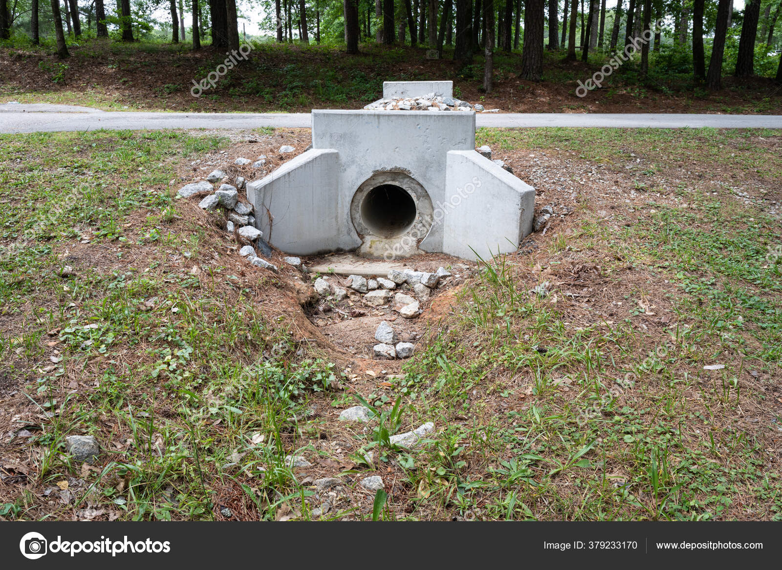 Nuevo Muro Hormigón Fundido Para Proporcionar Camino Escorrentía Agua  Lluvia — Foto de stock #379233170 © ottoblotto, image size:1600x1167