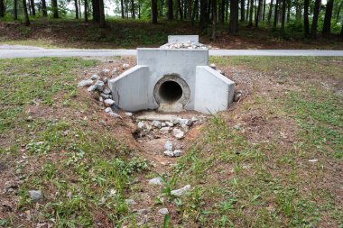 Yeni beton başlık bir sokağın altında yağmur suyu akış yolu sağlamak için, çevresel sorunlar, yatay görünüm