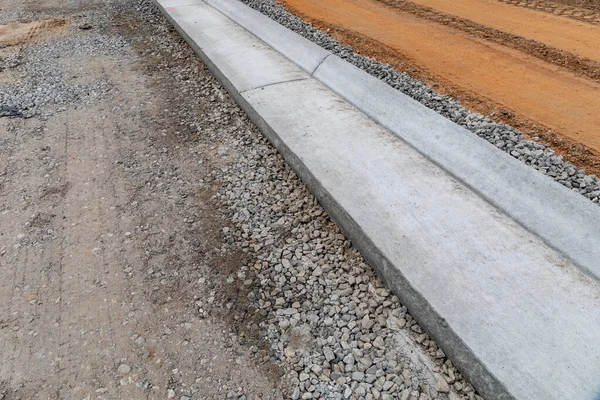 Toprak, beton ve çakıl yol inşaat detayları, çıkarılmış kaldırım ve yaratıcı kopya alanı, yatay görünüm