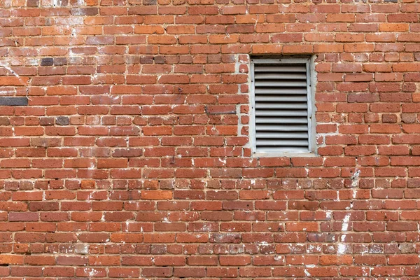 Parede Tijolo Velho Com Inserto Ventilação Metal Argamassa Ruínas Respingos — Fotografia de Stock