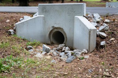 Bir yol altından geçen borular için beton başlık, yağmur suyu kanalları, yatay görünüm