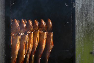 Tütsülenmiş balık (tütsülenmiş balık). Sıcak tütsülenmiş levrek balığı yaklaş..