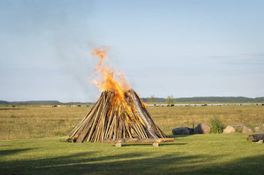 Plaj çayırında yaz ortası şenlik ateşi. Antik şenlik ateşi festivali.