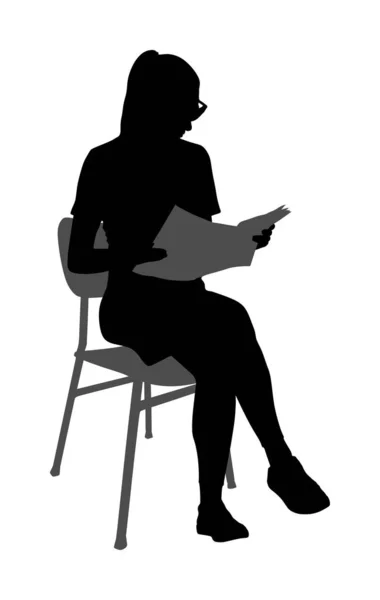 エレガントな若い女性読書本ベクトルシルエットイラストは 白い背景に隔離されています 椅子に座って雑誌を読む女の子 授業後に働く学生女性 待合室での質の高い時間 — ストックベクタ