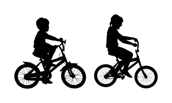 白い背景に隔離された自転車ベクトルシルエットイラストに乗る小さな男の子と女の子 バイクドライブで楽しむ兄弟姉妹 幸せな家族の子供たちは屋外でアクティブ 子供のための余暇時間 — ストックベクタ