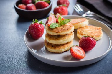 Süzme peynir krep mavi masa arka plan üzerinde çilek ile