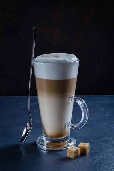 Copo Café Quente Latte Macchiato Mesa Pedra Azul Com Cubos — Fotografia de Stock