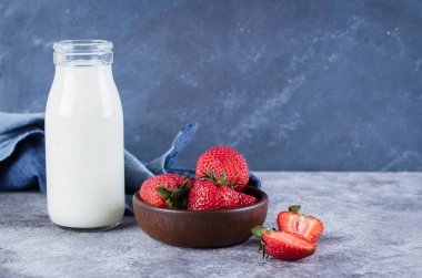 Yunan yoğurtlu taze çilek gri beton masada