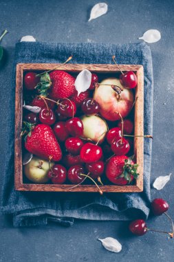 Taze meyveleri mavi kot arka plan üzerinde ahşap kutusunda karışımı 