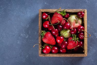 elma ve kiraz mavi beton tablo, üstten görünüm ile çilek ile ahşap kutu