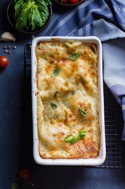 Ricotta peyniri ve mavi taş concreet tablo arka plan üzerinde ıspanak ile lezzetli ev yapımı lazanya. Vejetaryen yiyecekler. Italyan Mutfagi