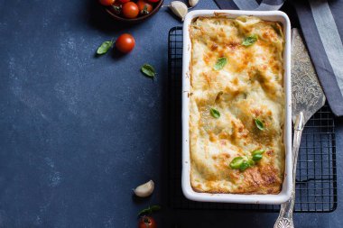 Ricotta peyniri ve mavi taş concreet tablo arka plan üzerinde ıspanak ile lezzetli ev yapımı lazanya. Vejetaryen yiyecekler. Italyan Mutfagi