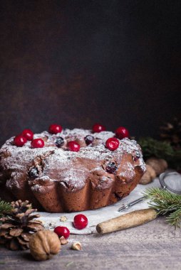 Noel çikolatalı kek kiraz eski ahşap arka plan ile. Kış tatili gıda tatlı kavramı. Kopya alanı.