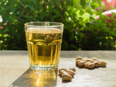 Eski ahşap masa güneşli günde taze lager bira