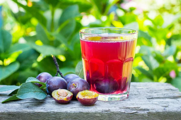 Erik suyu cam ahşap masa arka plan üzerinde. Doğal yaprak yeşil arka plan. Kopya sapce.