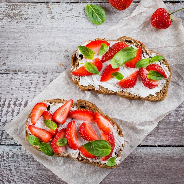 Süzme peynir, fesleğen ve eski püskü ahşap masa arka plan, üstten görünüm, kopya alanı kagit üzerinde çilek çilek bruschetta