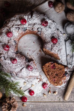 Noel çikolatalı kek kiraz eski ahşap arka plan ile. Kış tatili gıda tatlı kavramı. Üstten görünüm, kopya alanı