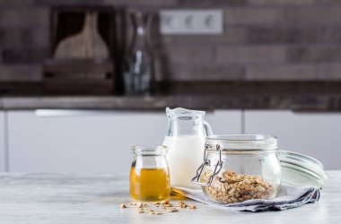 Kahvaltı gıda kavramı. Ev yapımı Granola, süt ya da ve mutfak masa artalanını tatlım. Kopya alanı