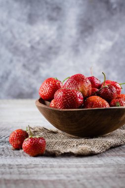 Ahşap masa arka plan üzerinde taze olgun çilek