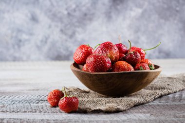Ahşap masa arka plan üzerinde taze olgun çilek