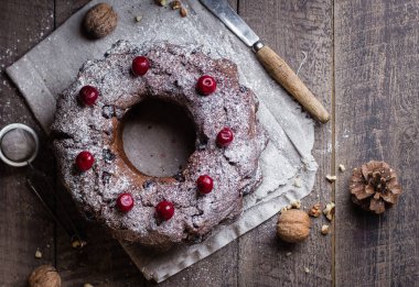 Noel çikolatalı kek kiraz eski ahşap arka plan ile. Kış tatili gıda tatlı kavramı. Üstten görünüm, kopya alanı
