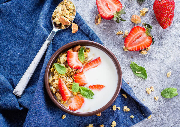 Breakfast Yogurt Granola Muesli Strawberries Gray Concrete Table Background Healthy — Stock Photo, Image