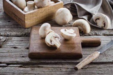 Taze mantar ham petrol eski rustik ahşap masa arka plan üzerinde ahşap kesme tahtası