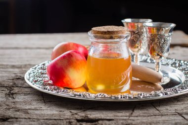 Kavanoz ve elma ahşap masa arka plan üzerinde güzel tepsi tatlım. Yahudi tatil Rosh Hashanah kavramı