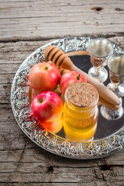 Kavanoz ve elma ahşap masa arka plan üzerinde güzel tepsi tatlım. Yahudi tatil Rosh Hashanah kavramı