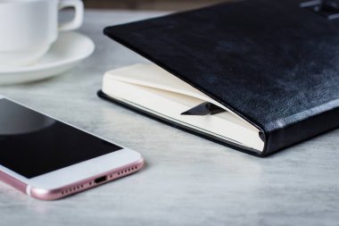 İş, natürmort, eğitim, ofis, banka donatımı veya planlama kavramı: görünüm veya tablo arka plan üzerine açık notebookand kahve Kupası düz yatıyordu görüntü hazır eklemek için Top veya yukarı alay